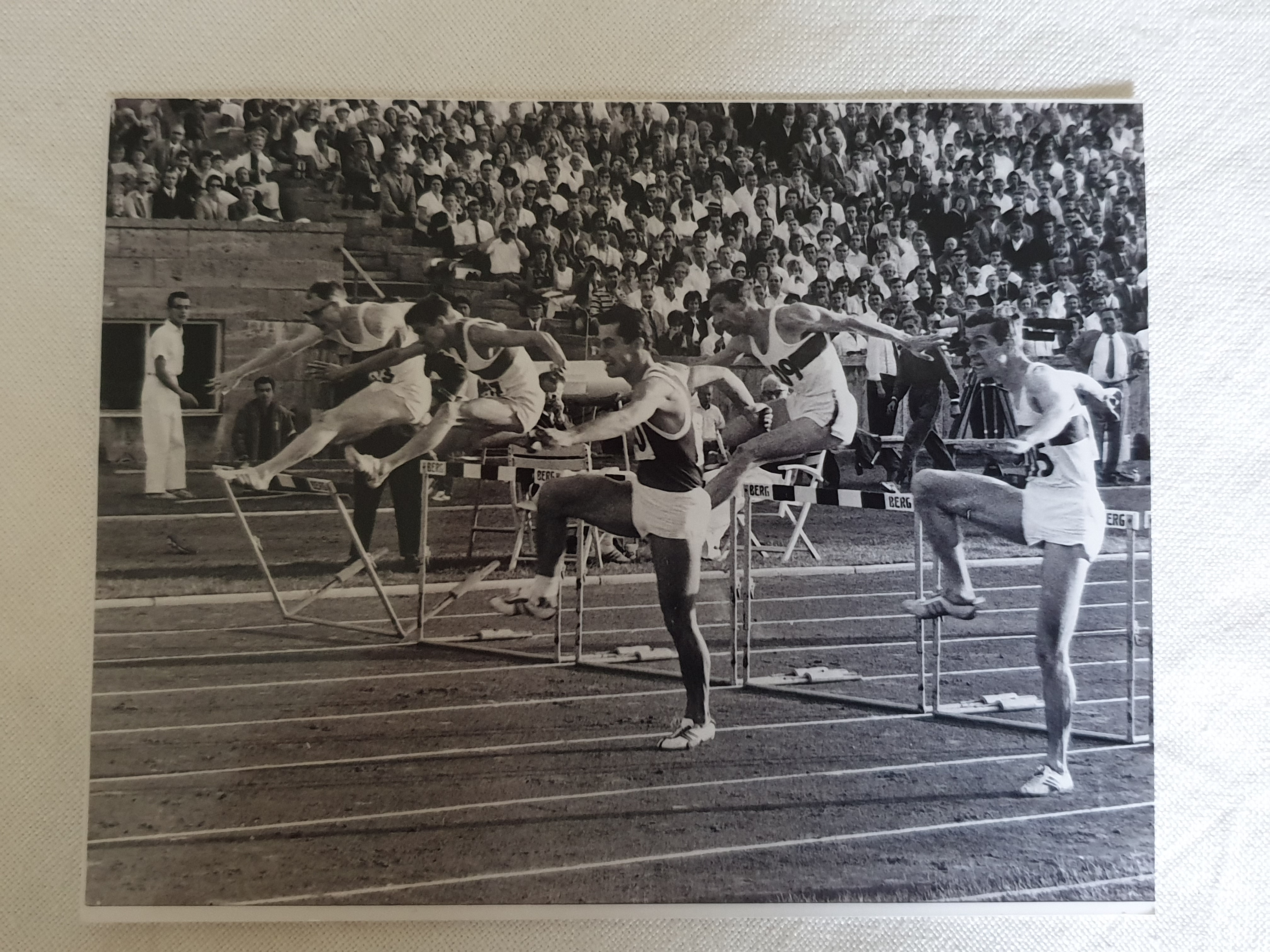 Gudio Müller beim Hürdenlauf – ganz links. (Foto: Julia Rosner)